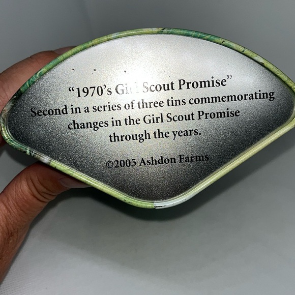 Girl Scout 2nd in series collectible tin 2005 - Picture 5 of 9